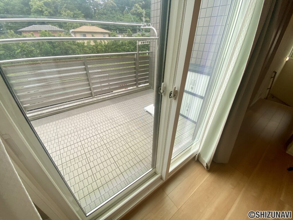 バルコニー入口とリビング掃き出し窓は二重サッシになっております。