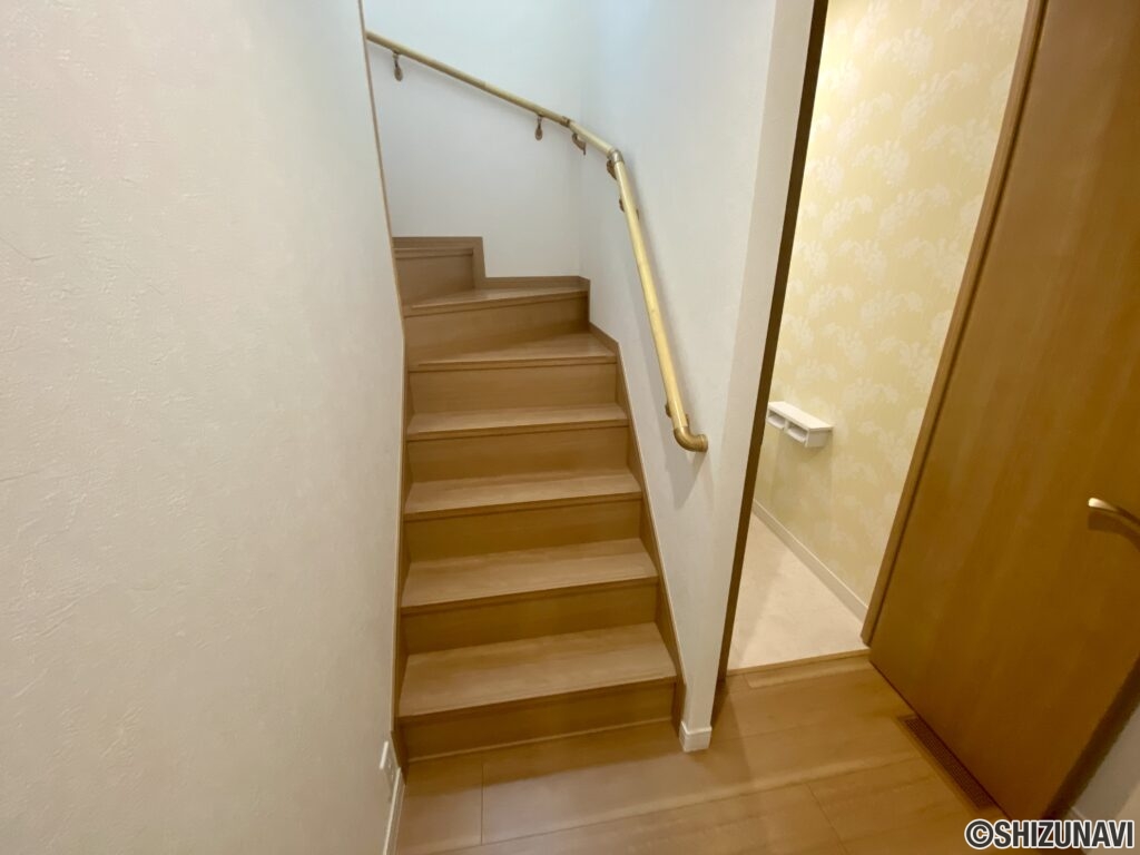 階段には手すりもございます