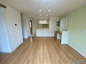 約18.4帖の広々としたリビングです