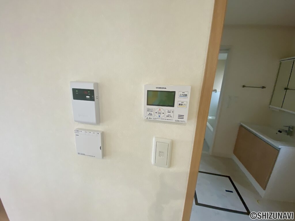 給湯器や太陽光のリモコンがまとめてあります。