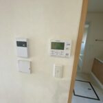 給湯器や太陽光のリモコンがまとめてあります。