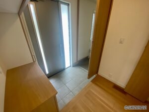 玄関横には納戸もございます