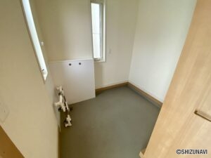 玄関横の納戸です