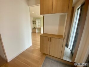 姿見もありますので、出かける前の全身チェックもできます