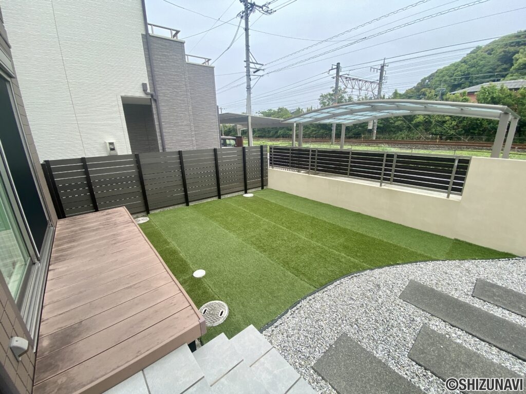 ウッドデッキ付きのお庭です