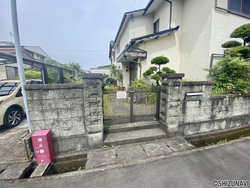 敷地入り口の写真です