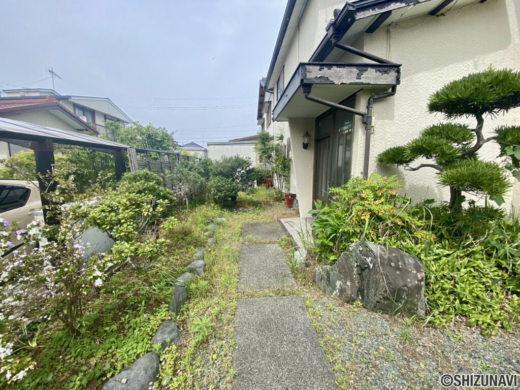 玄関までの通路です