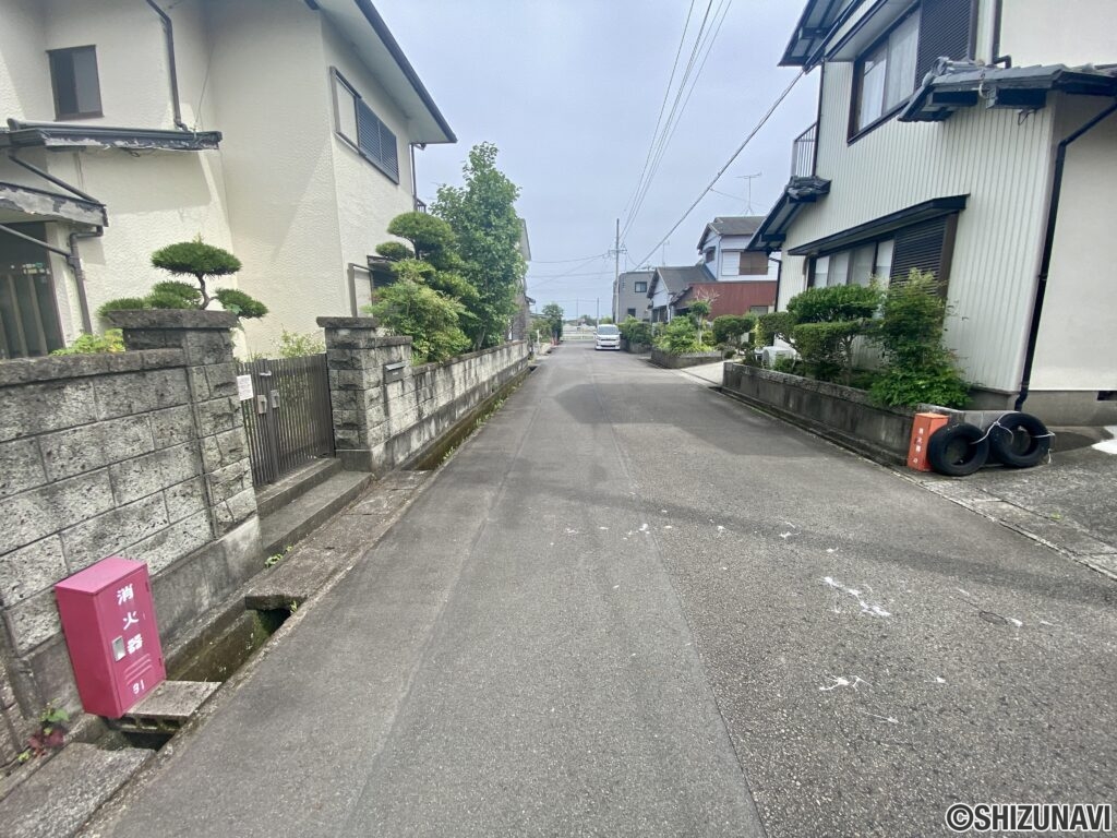 前面道路です