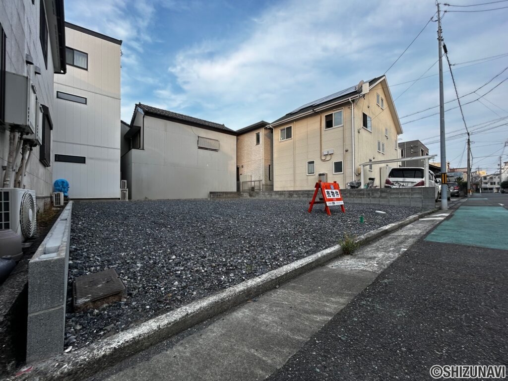 東側から