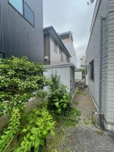 建物横通路です