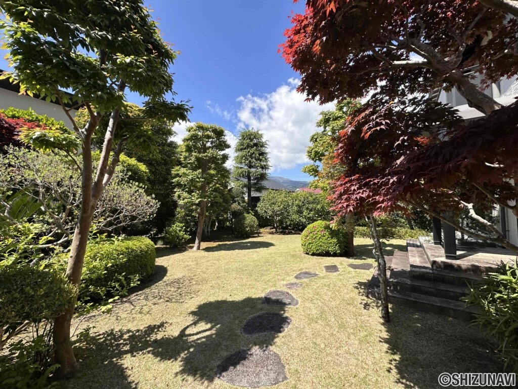 四季折々に表情をかえる広々としたお庭が魅力的です。