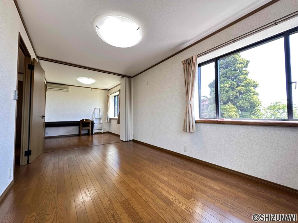 洋室12帖は広々とした室内空間。