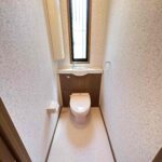 トイレには窓があり、光を取り込みます。