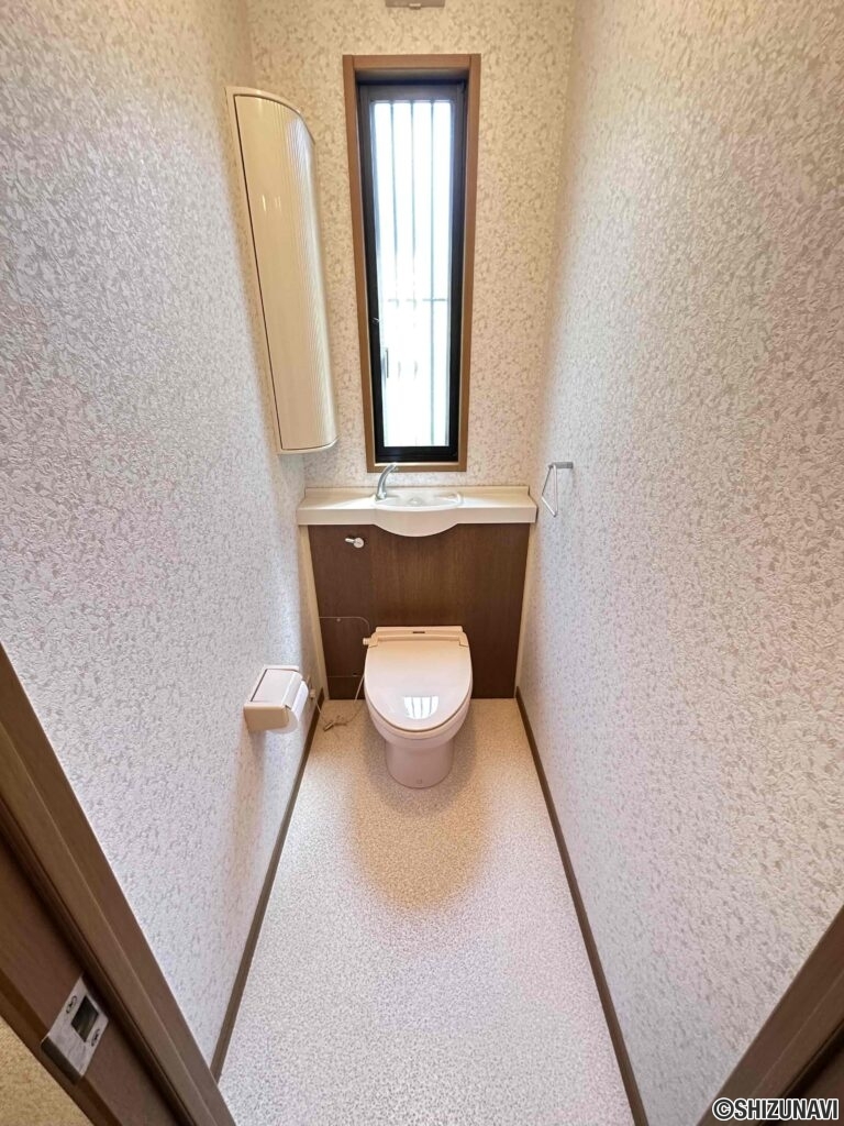 トイレには窓があり、光を取り込みます。