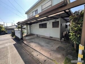 駐車場は敷地内１台。２台目は近隣月極駐車場をご紹介可能です。