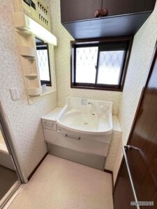 洗面室には窓もあります。