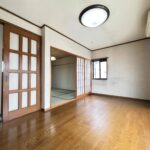 2F洋室7.5帖は広々、日当たりも良好です。