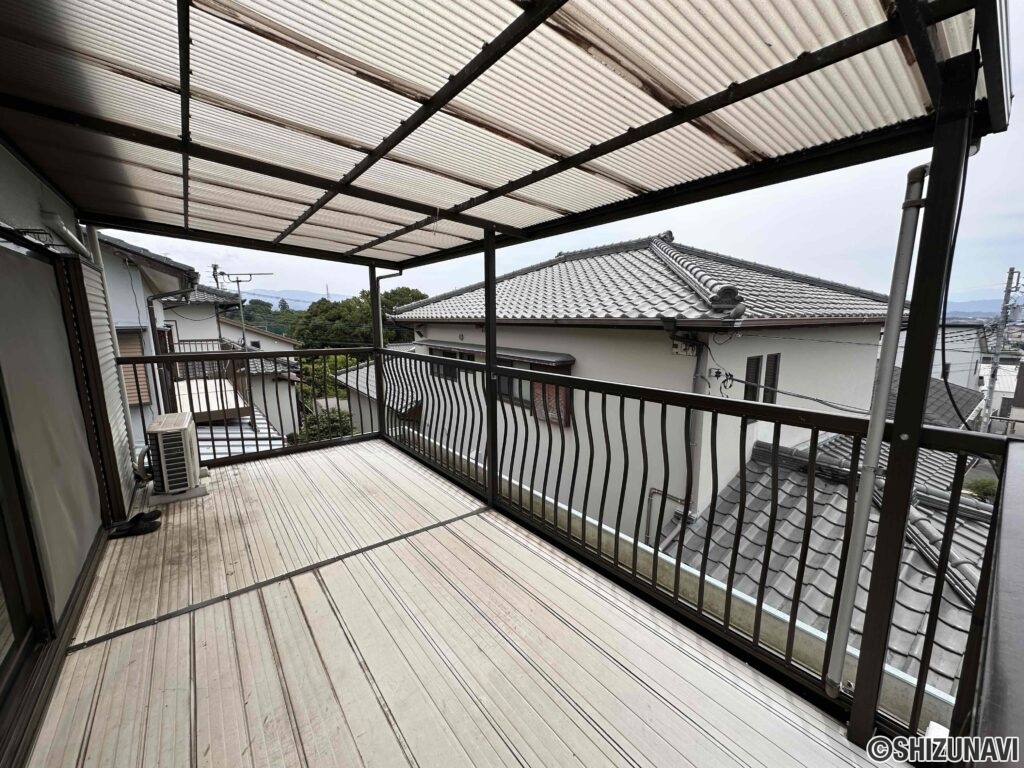 屋根付きバルコニーで急な雨でも洗濯物が濡れずに安心です。