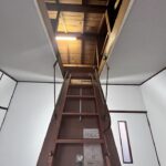 屋根裏への階段