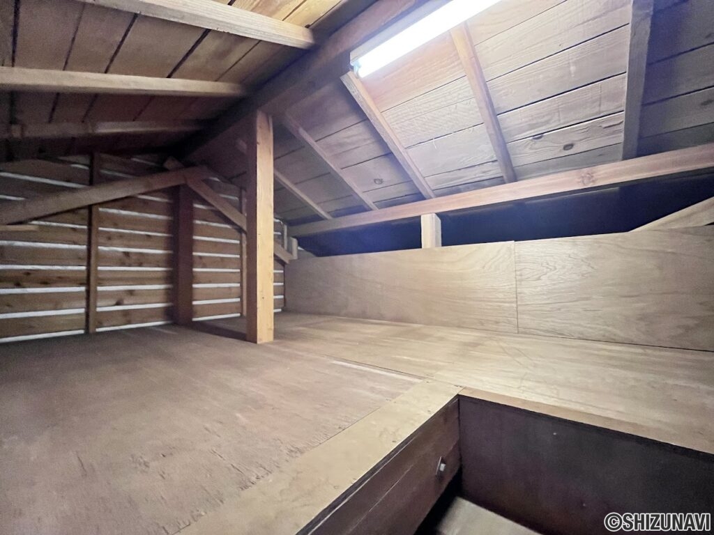 屋根裏