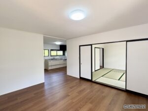 リビングからは和室とダイニングに行き来できます。
