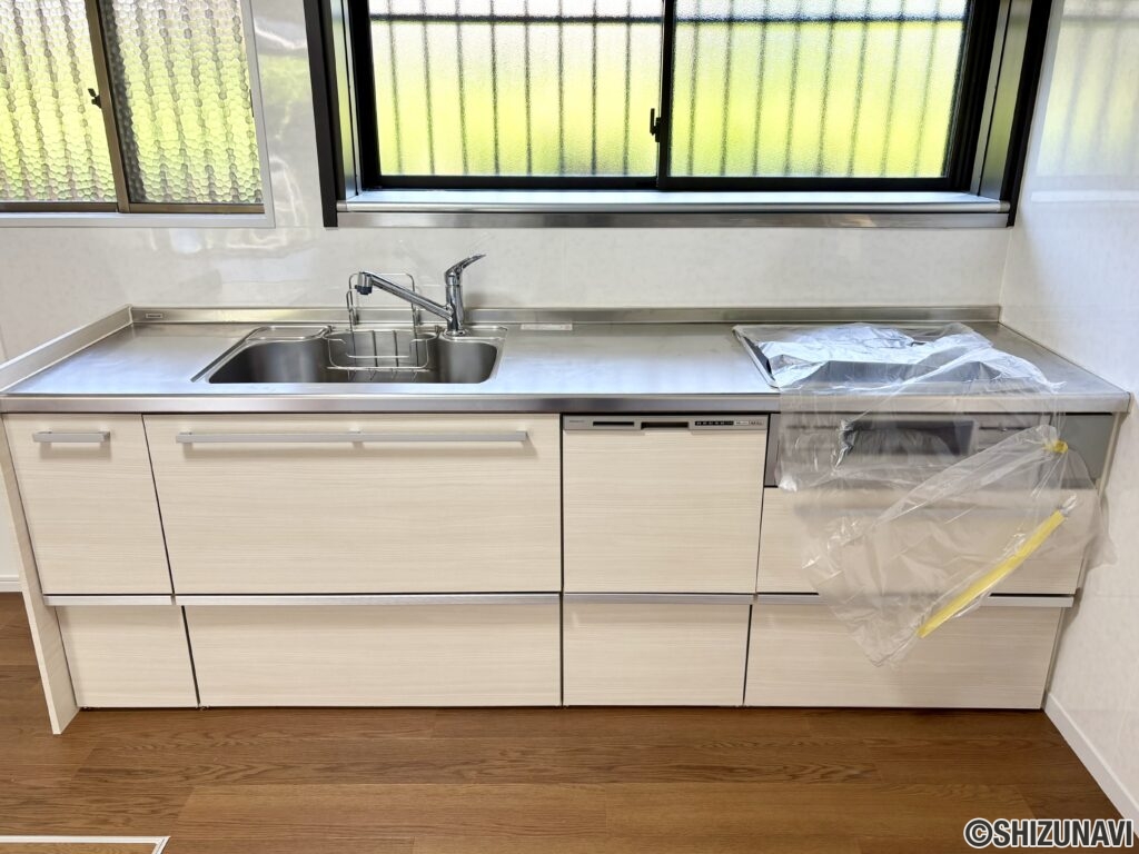 キッチンです。コンロは新品に交換済みです。