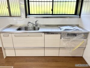 キッチンです。コンロは新品に交換済みです。