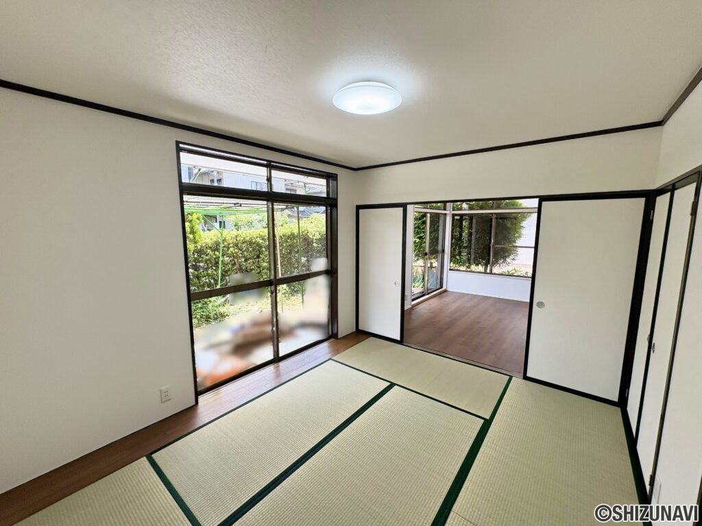 南面の庭が良く見え、日当たり良好です。