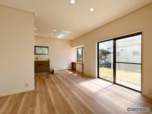 【リフォーム後／LDK】LDKはフローリングの重張り、クロス貼替え、建具交換、照明交換を行いました。