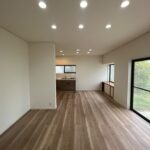 【リフォーム後／LDK】LDK別角度の写真です。写真のように家具を配置してリビングとキッチンダイニングとで区分けすることも出来ますね。