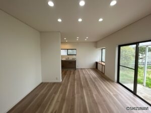 【リフォーム後／LDK】LDK別角度の写真です。写真のように家具を配置してリビングとキッチンダイニングとで区分けすることも出来ますね。