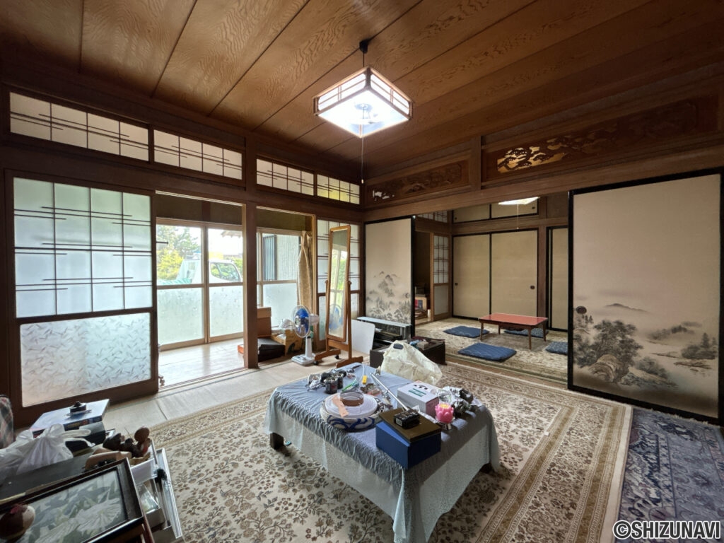 【リフォーム前/LDK】約21.75帖のLDKへリフォームします。フローリング重張、クロス張替え、建具・照明の交換を行います。