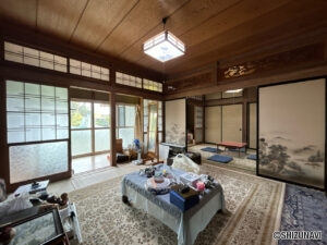 【リフォーム前/LDK】約21.75帖のLDKへリフォームします。フローリング重張、クロス張替え、建具・照明の交換を行います。