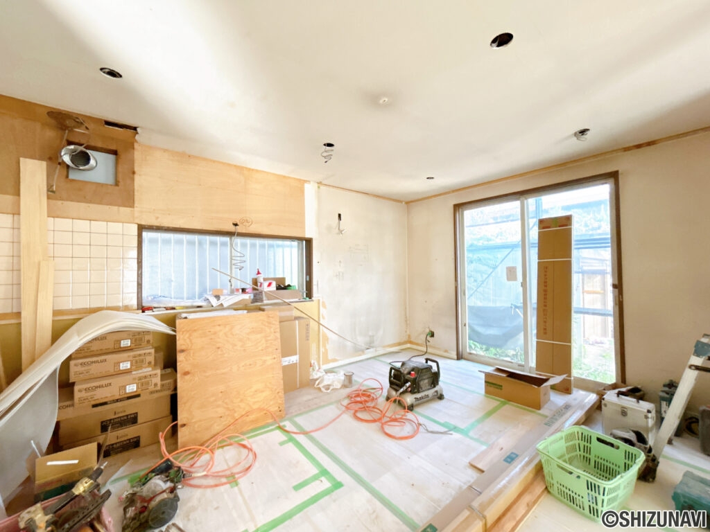 【リフォーム中/LDK】フローリング上張り、クロス張替え、キッチンの新品交換を行います。（7/26撮影）