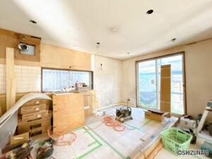 【リフォーム中/LDK】フローリング上張り、クロス張替え、キッチンの新品交換を行います。（7/26撮影）