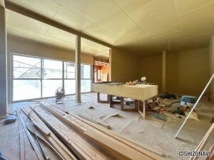 【リフォーム中/LDK（7/20）】約21.75帖のLDKへリフォームします。フローリング重張、クロス張替え、建具・照明の交換を行います。