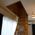 2階東洋室の天井から小屋根収納のはしご
