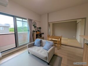 LDKの横には和室があります。3枚引きの襖があるので、来客の際は客間として使えます。
