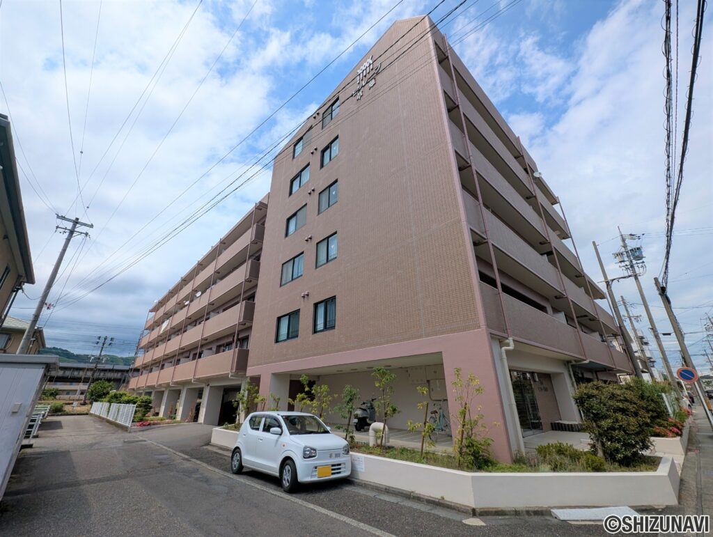 外観。建物横には来客用駐車場があります。