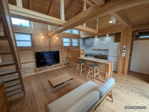 玄関から見たリビングです。