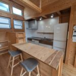 家族や友人と一緒に食時や会話が楽しめるカウンターテーブルもあります。