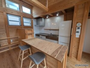 家族や友人と一緒に食時や会話が楽しめるカウンターテーブルもあります。