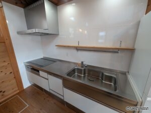 キッチンは、シンプルでモダンなデザインが特徴です。