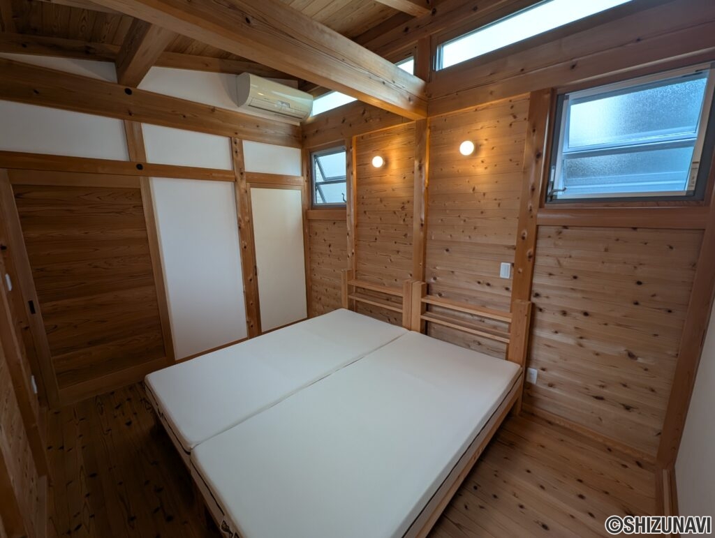 落ち着いた雰囲気が特徴の寝室です。
