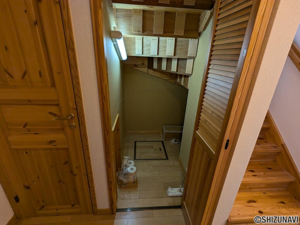 岡宮階段下収納