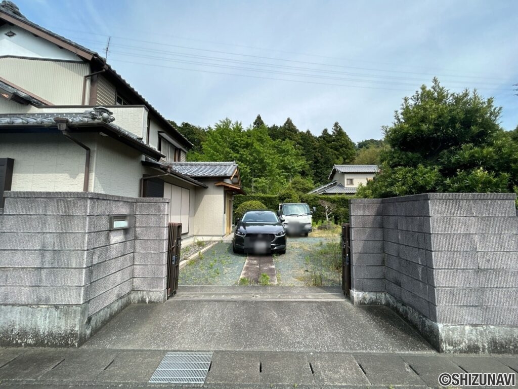 【リフォーム前/駐車場】お庭・車庫併せて計4台のお車が駐車可能です。