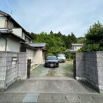 【リフォーム前/駐車場】お庭・車庫併せて計4台のお車が駐車可能です。