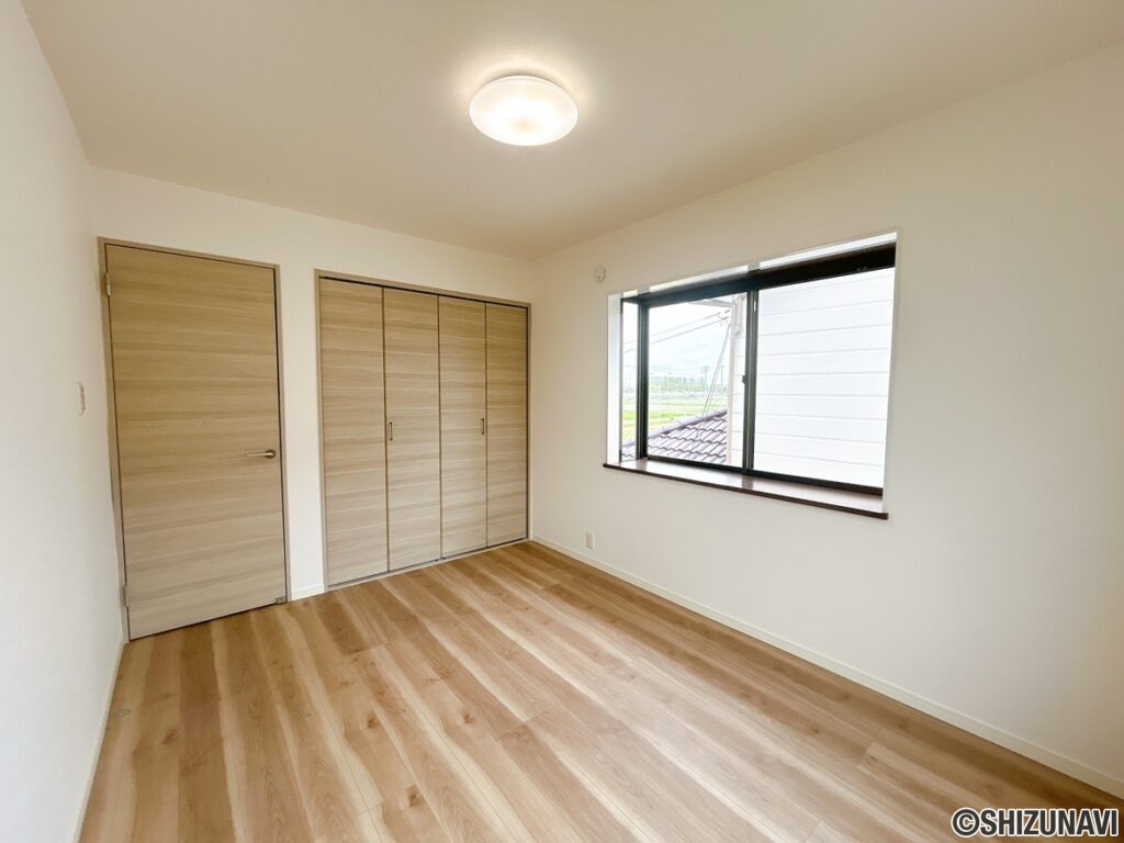 【リフォーム後／2階東洋室】床はフローリング重張り、壁・天井はクロス貼替え、照明交換、建具交換を行いました。クローゼットの建具交換および枕棚ポールの設置を行いました。