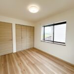 【リフォーム後／2階東洋室】床はフローリング重張り、壁・天井はクロス貼替え、照明交換、建具交換を行いました。クローゼットの建具交換および枕棚ポールの設置を行いました。