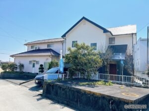 【リフォーム後／現地外観 別角度です。】駐車場周りの植栽は伐採・剪定を行いました。外壁と屋根塗装を行いますので、印象もガラリと変わりますよ。